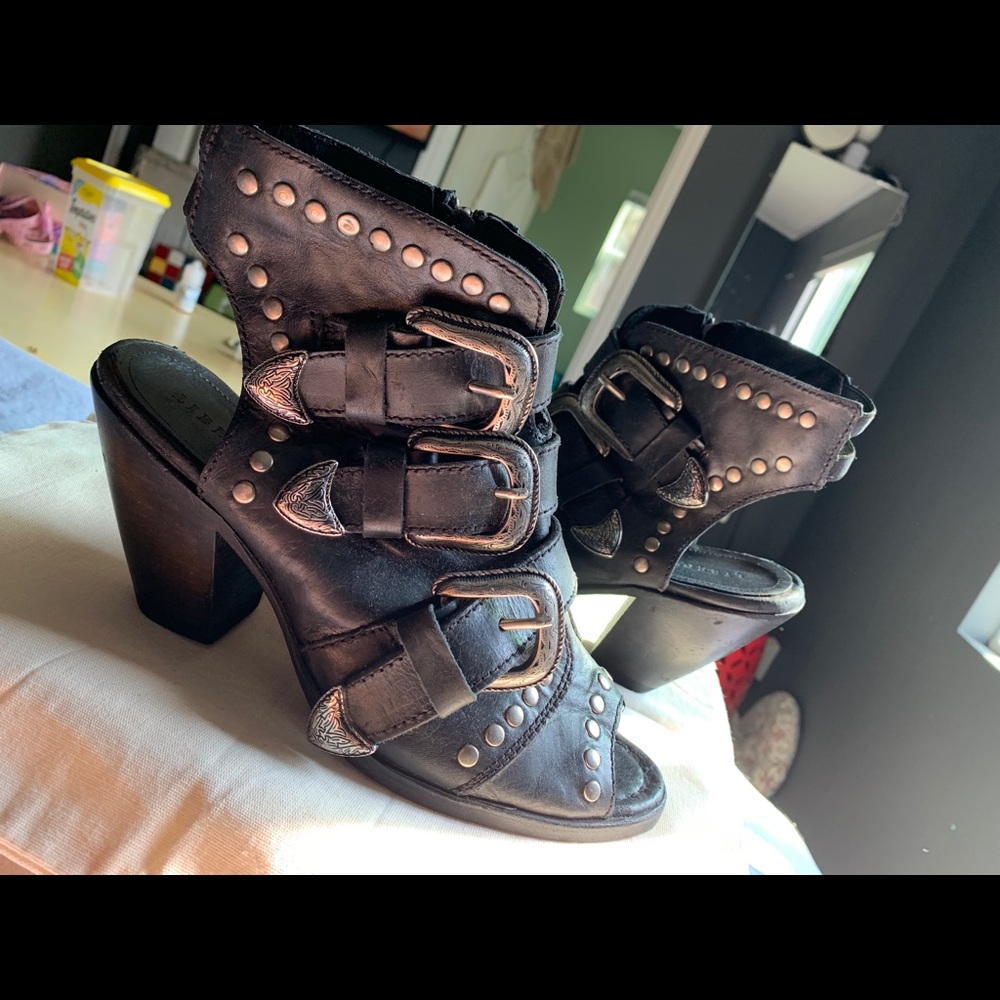 •Liberty Black• Kinney